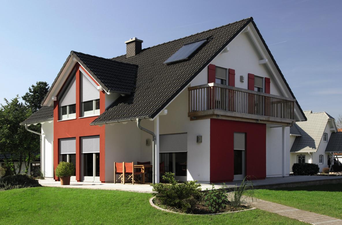 Vorbaurollladen an einem Wohnhaus